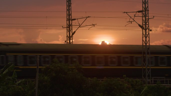 夕阳下的火车