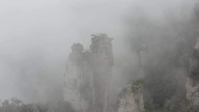 航拍张家天子山御笔峰