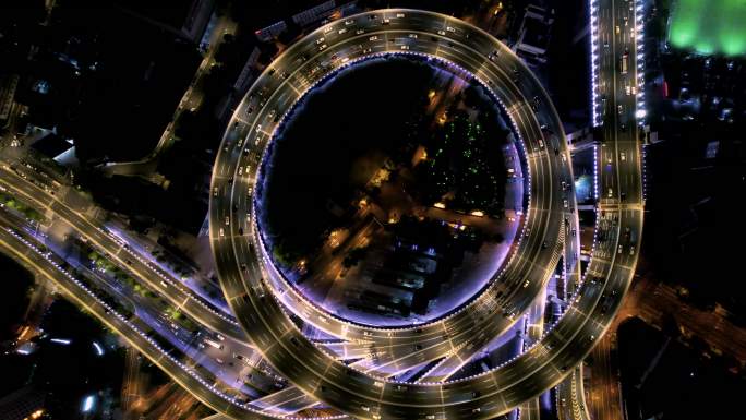 天桥和夜间城市交通的T/L无人机视角