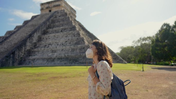 墨西哥奇琴伊察金字塔背景下戴面具的女人