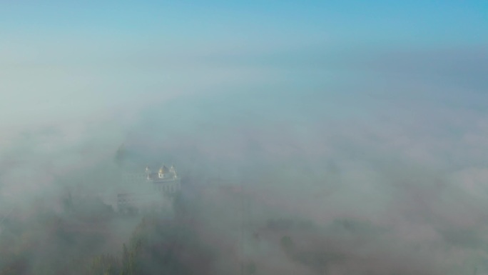 航拍银川泾合清真大寺平流雾