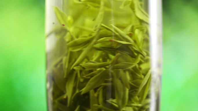 玻璃杯中上下翻腾的绿茶茶叶