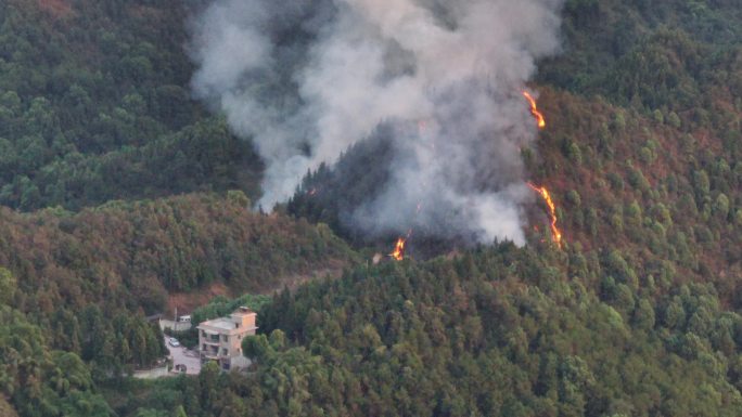 巴南森林火灾现场浓烟滚滚森林消防视频