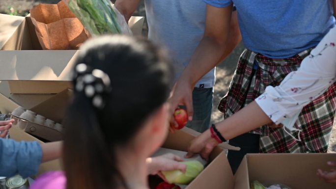 食品银行志愿者整理捐赠的食品