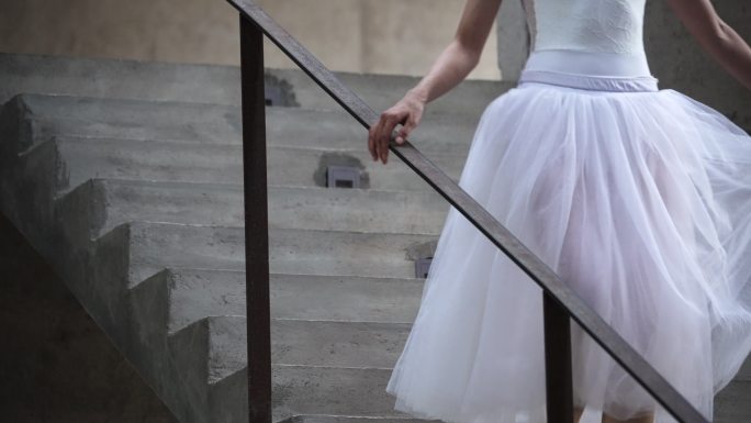 穿着芭蕾舞裙的舞者轻快地走下楼梯