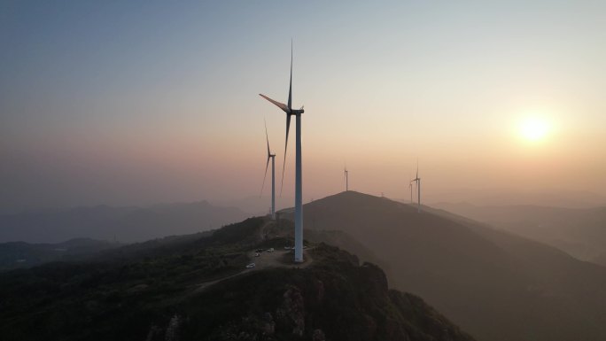 伴随日出4k航拍群山上的风力发电