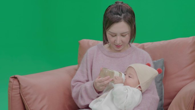 4k绿幕抠像妈妈给婴儿喂奶