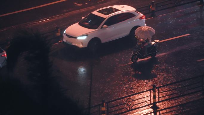 下雨天打伞骑车