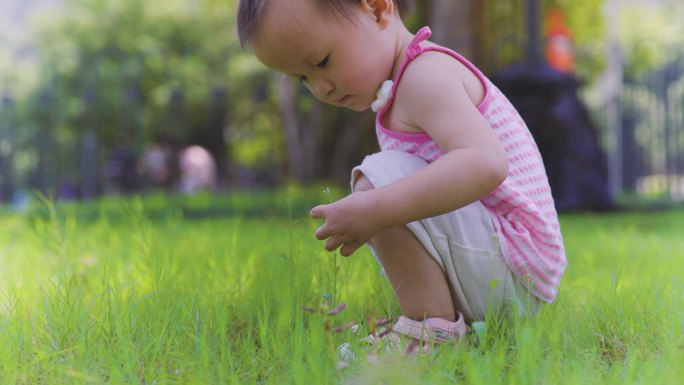 小孩行走在青草地