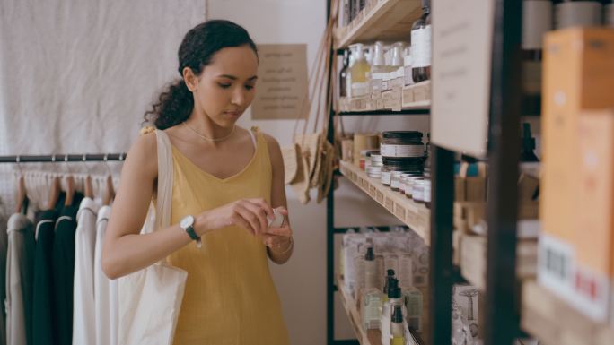 一个年轻女子在商店里买化妆品。一名女性正在镇上她最喜欢的商店购买护肤护肤乳液。一位女士在市场上为她的