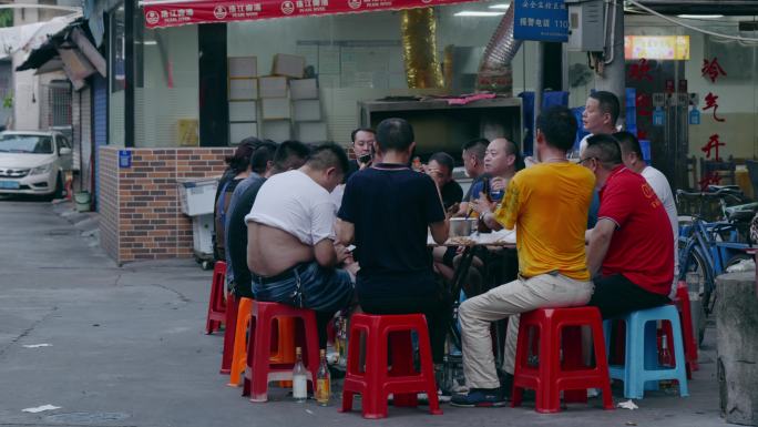 朋友们路边聚餐撸串吃饭的人4k