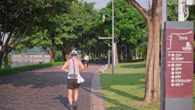 4K正版-深圳湾公园海边步道晨跑的人01