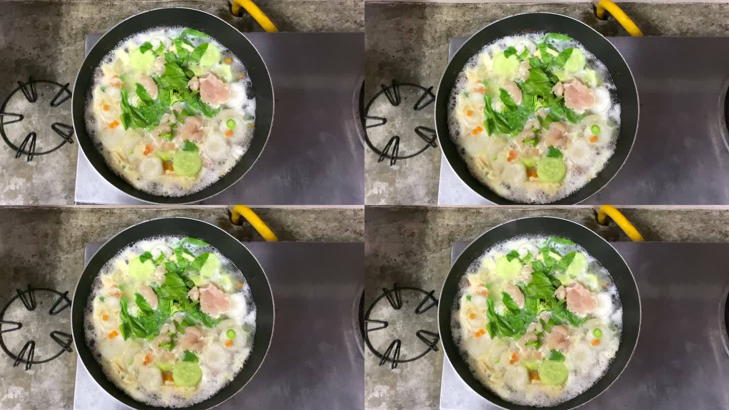 特写火锅晚餐中的sukiyaki美味的泰国食物