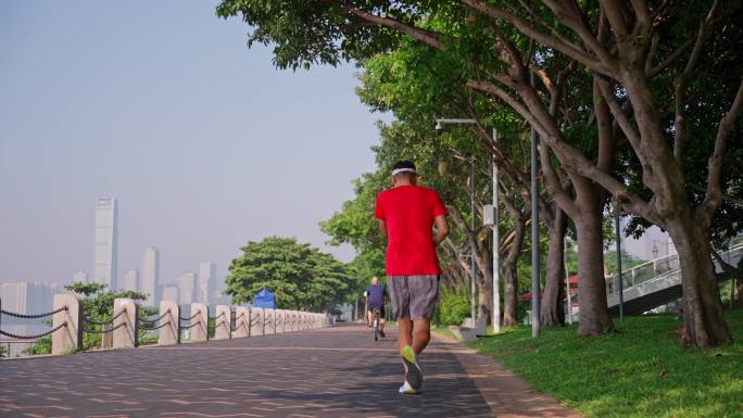 4K正版-深圳湾公园海边步道晨跑的人09