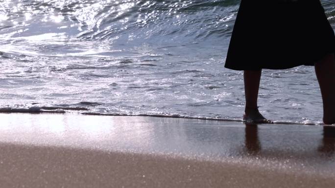 海边沙滩早晨休闲光脚女孩