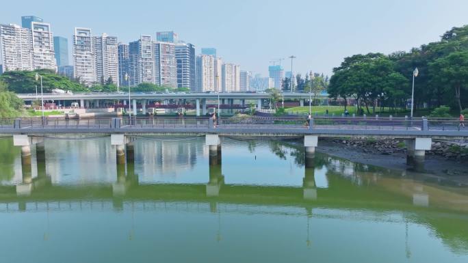 4K正版-深圳湾公园栈道跑步骑行的人01