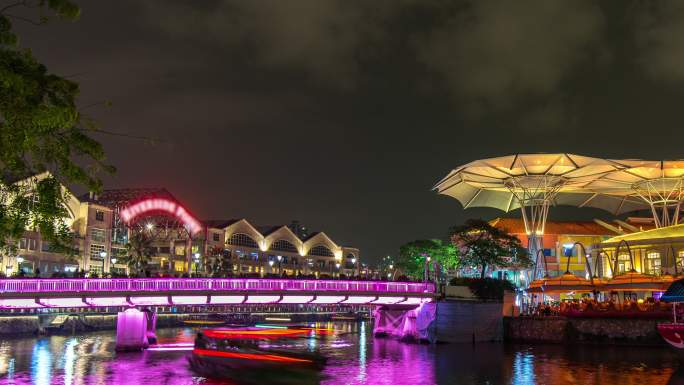 在新加坡克拉克码头码头，多彩的夜河和繁忙的游览船，延时视频