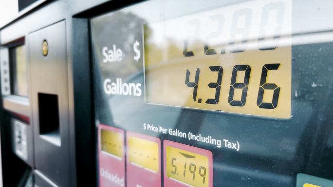 高通货膨胀期间加油站的加油泵价格三种不同的价格通货膨胀视频系列