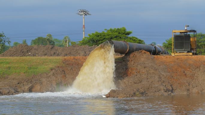 从大型灌溉机泵入灌溉渠的水
