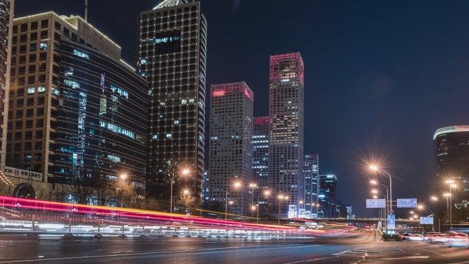 北京夜间交通的T/L PAN低角度视图