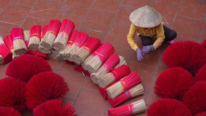 越南妇女在河内省越南北部的老传统房屋的地板上布置香，传统艺术和文化