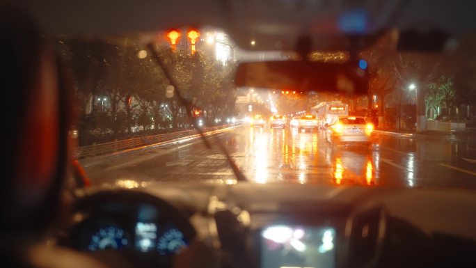 雨夜透过汽车挡风玻璃的视野