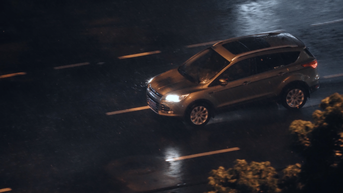 福特SUV雨夜行驶