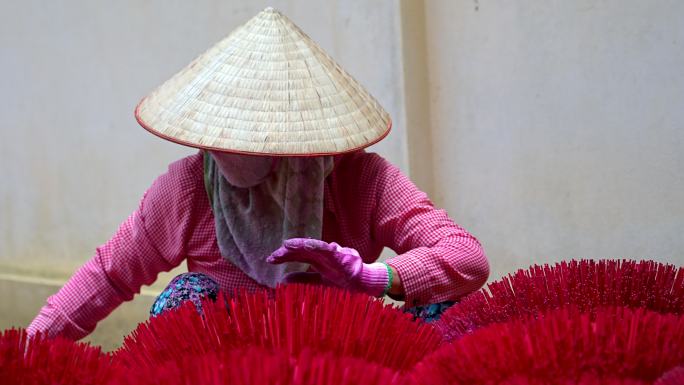 越南妇女在河内省越南北部的老传统房屋的地板上布置香，传统艺术和文化