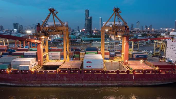 4K延时或超延时：用于商业物流、进出口、航运或货运的码头商业港口集装箱货船的鸟瞰图。