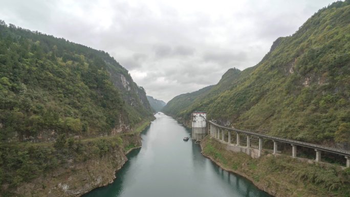 河道 峡谷 山 云