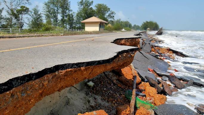 海边海水侵蚀过程中道路的破坏