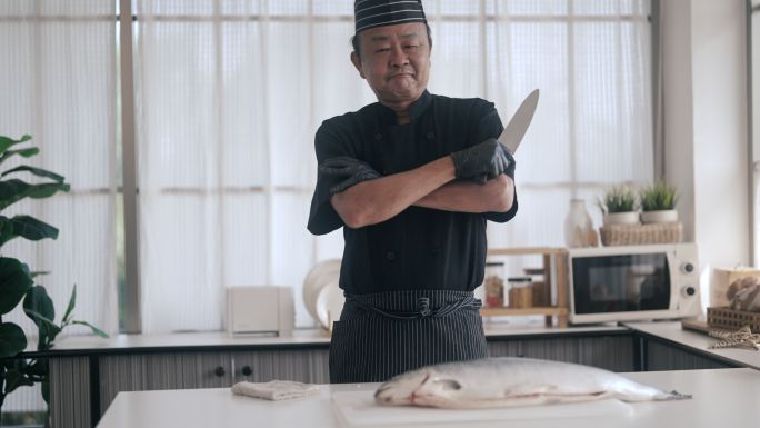 日本厨师自信地看着镜头