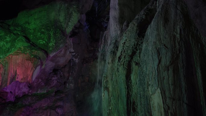 洞穴内的暗河