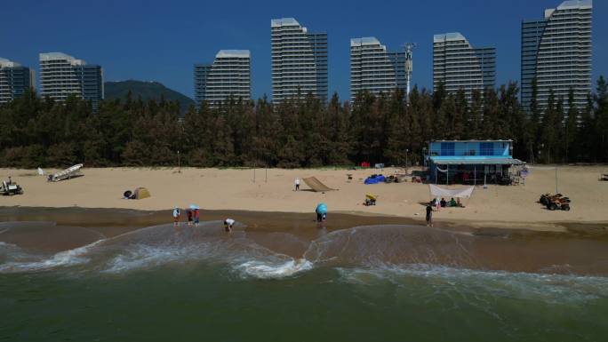 海边高尚住宅海浪拍打游客沙滩散步