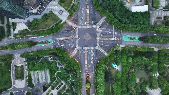 俯拍城市道路交通十字路口交通发达
