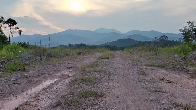 黄昏夜幕连绵山脉大山落日余晖山坡草原傍晚