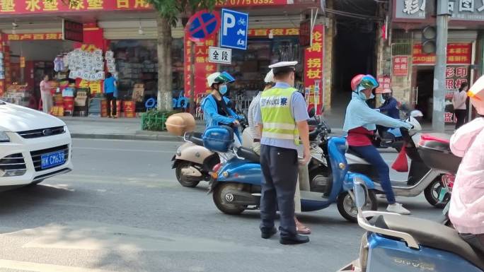 交通警察街道上拦摩托车检查违章交警拉车
