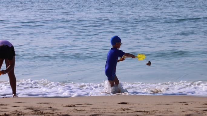海边沙滩小女孩小男孩在玩水