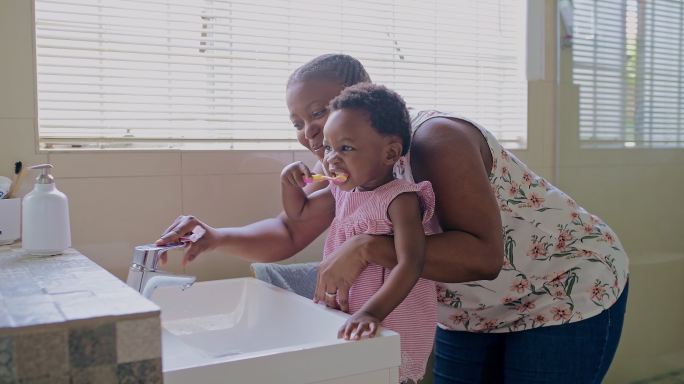 一对年轻母女在家中浴室刷牙的4k视频片段
