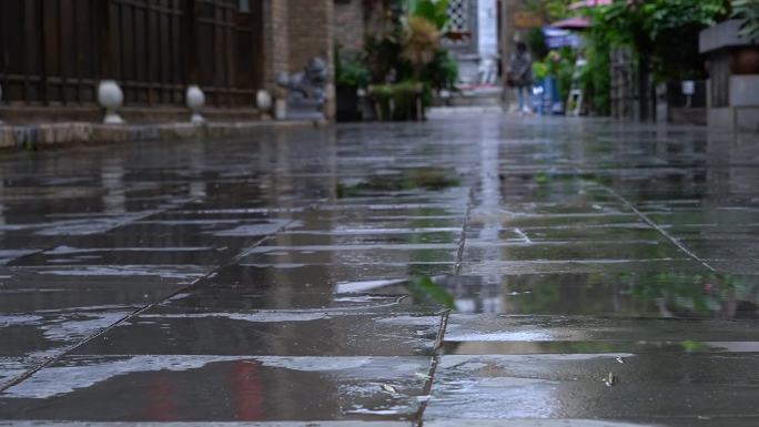 昆明老街的雨中情愫