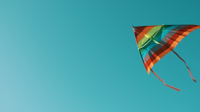 风筝在天空中飞翔彩色风筝特写放飞风筝风筝