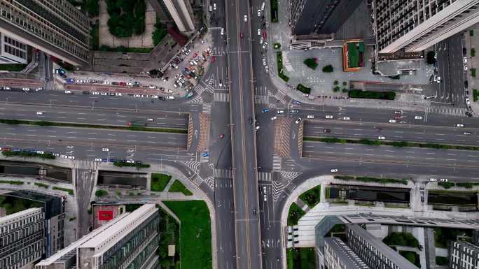 俯拍城市道路交通十字路口交通发达
