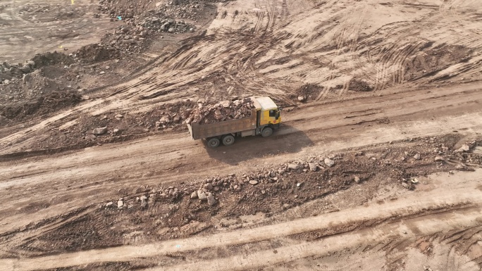工地现场施工挖掘机渣土车