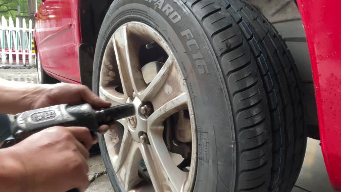 汽车4S店修理厂汽修换轮胎补胎实拍原素材