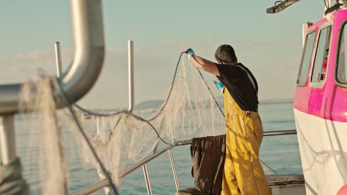 商业渔民将网引下水