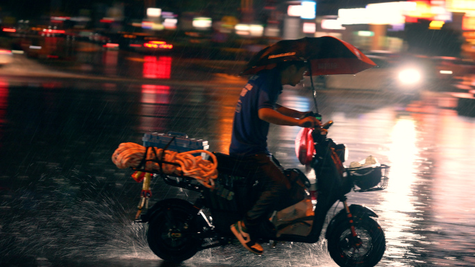 城市雨夜车流行人，雨中穿行的电动车4k