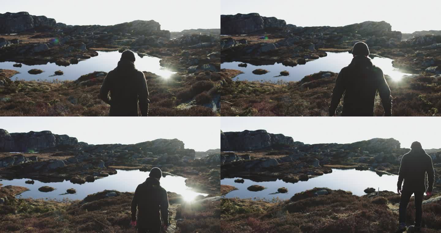 男子户外探险：在挪威徒步旅行，在湖边的山上