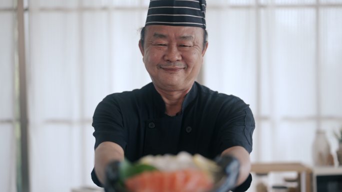 日本厨师展示三文鱼刺身