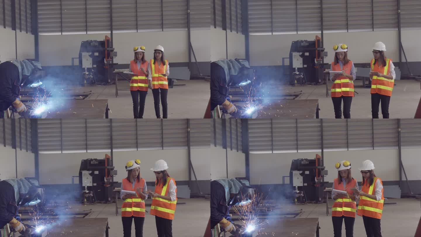 两名亚洲女性工业工程师在车间检查工作。