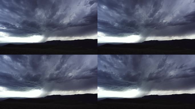 新疆草原上的暴风雨